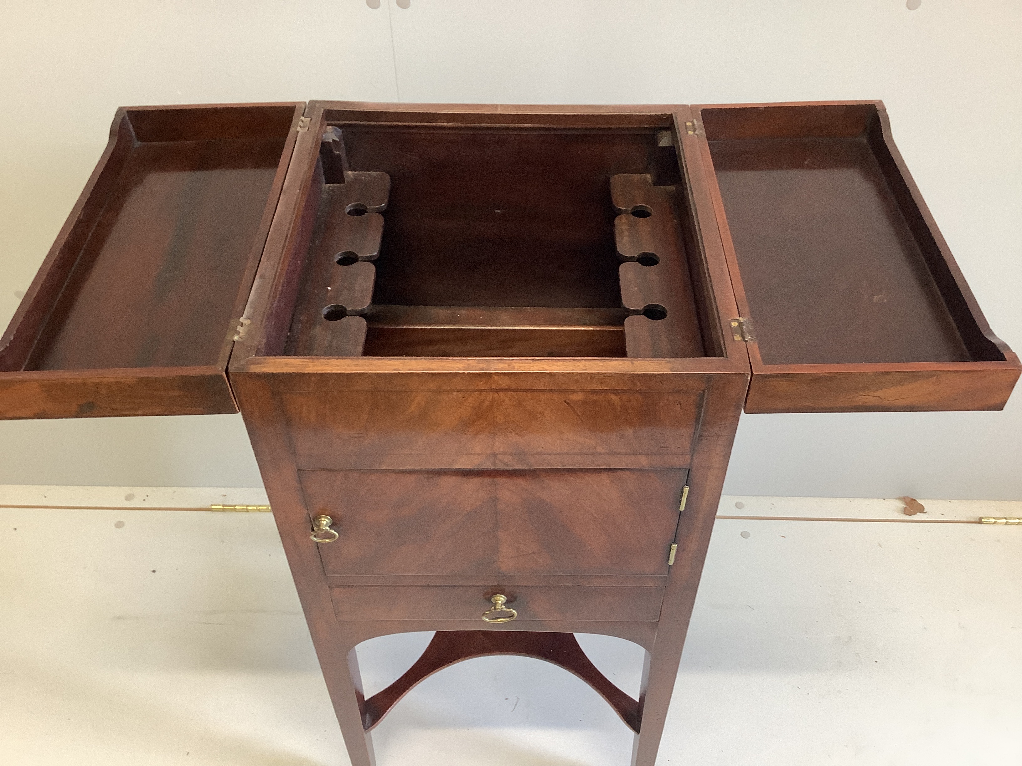 A George III mahogany enclosed washstand, width 40cm, depth 40cm, height 89cm